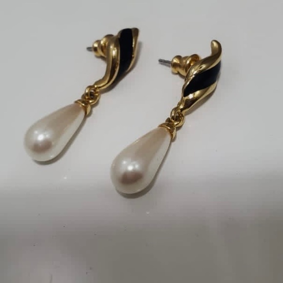 Vintage 1970s Marvella Black and Gold Clipback Teardrop Pearl Earrings 🌴 - Picture 2 of 3